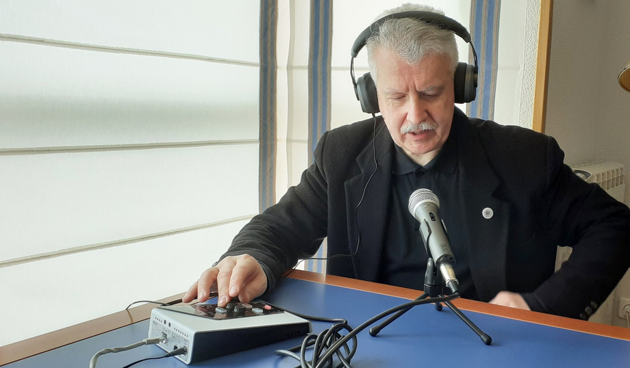 GORKA ZUMETA REMOTELY PRESENTS HIS NEW BOOK ”Radio: the silenced companion” 