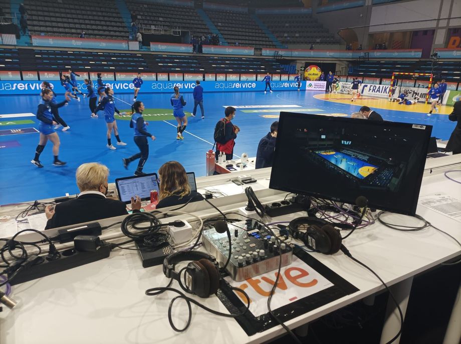 AUDIO OF COMMENTATORS with AEQ equipment at the 2021 WOMEN'S HANDBALL WORLD CUP